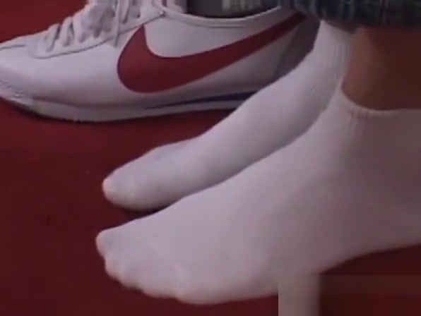 Amateur feet model Preston kinkily showing off solo