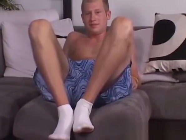 Amateur feet model Preston kinkily showing off solo