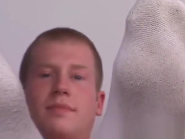 Amateur feet model Preston kinkily showing off solo