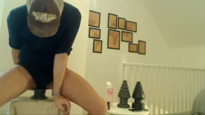 Fisting Guy using Big Dildos with