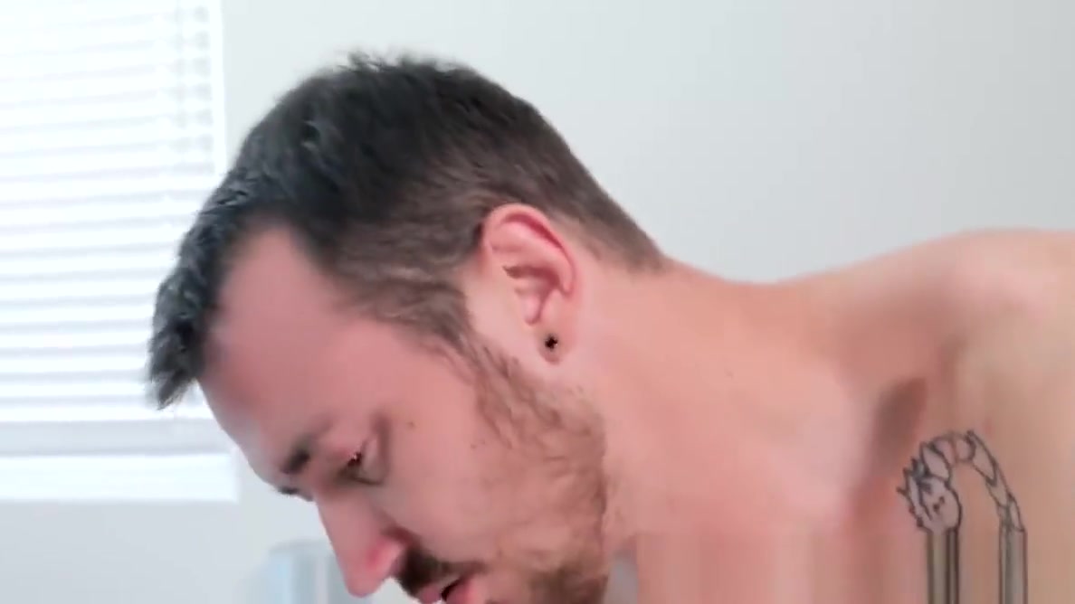 Cute stud Mark leaves the shower for anal action with Donte