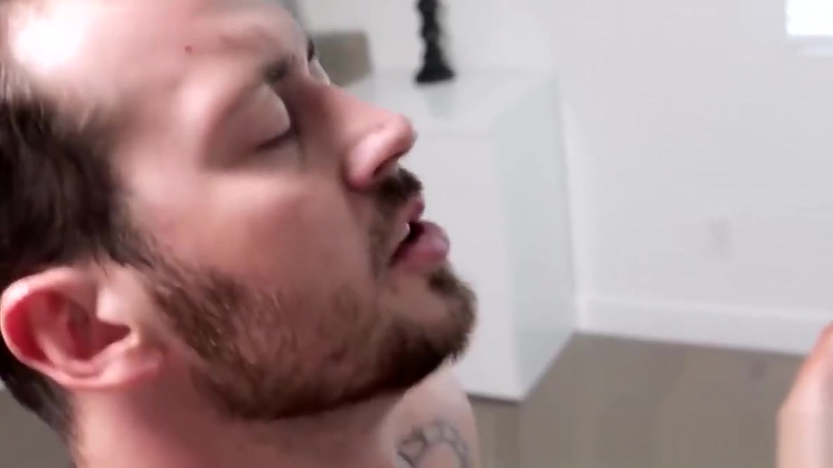 Cute stud Mark leaves the shower for anal action with Donte