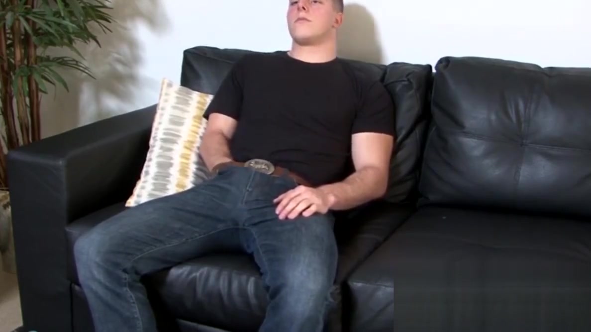 Army homo is eager to take his clothes off and masturbate