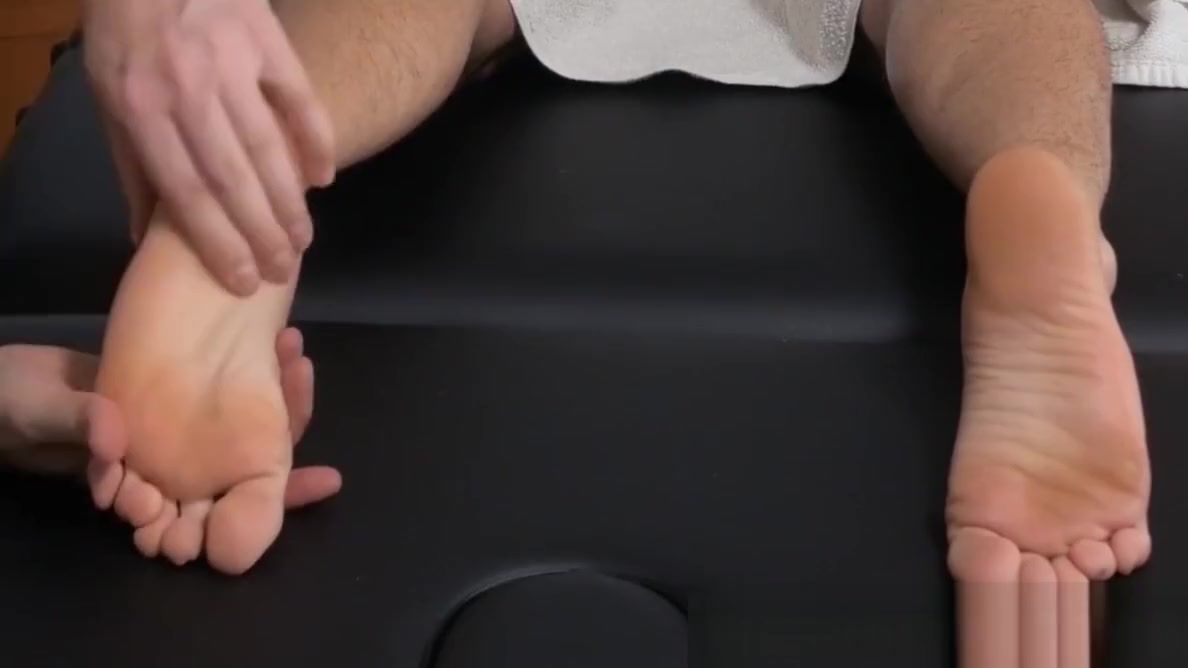 Tattooed stud receives handjob after a sensual massage