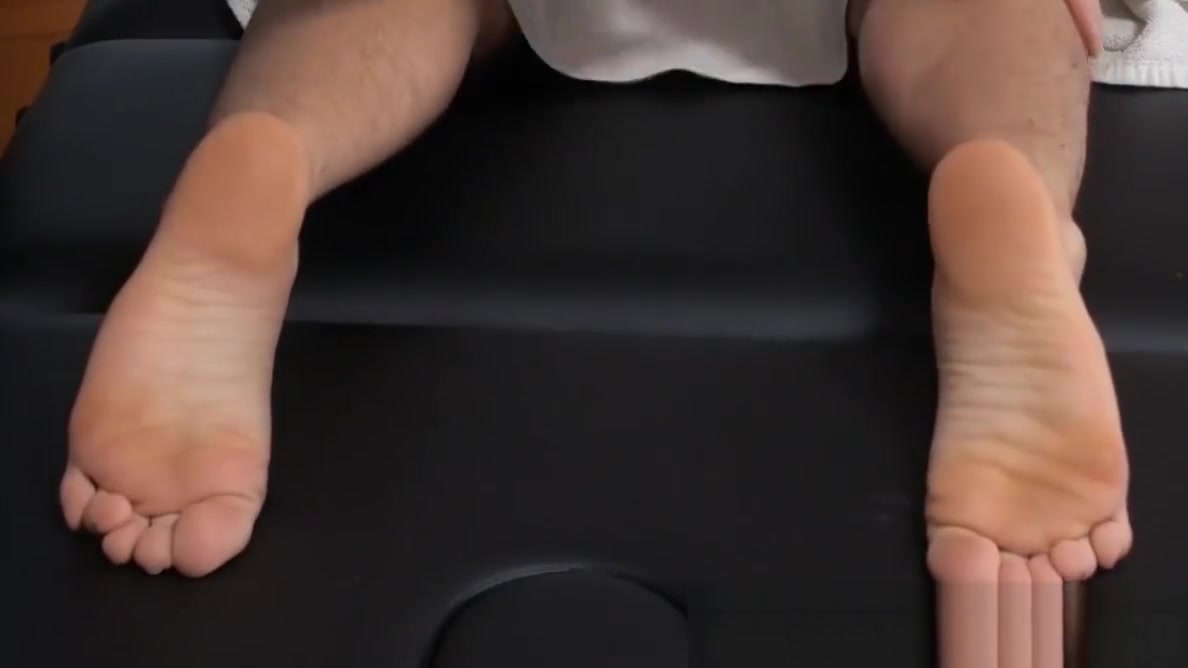 Tattooed stud receives handjob after a sensual massage