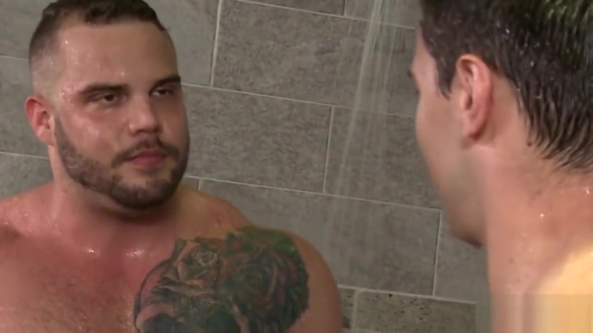 Muscular guys fuck in the shower