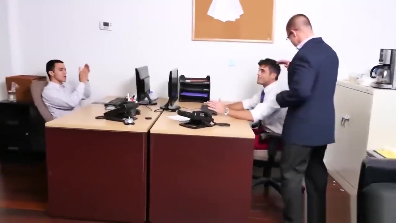 Office studs pleasing cocks with mouths in threeway