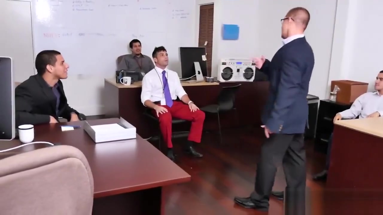 Office studs pleasing cocks with mouths in threeway