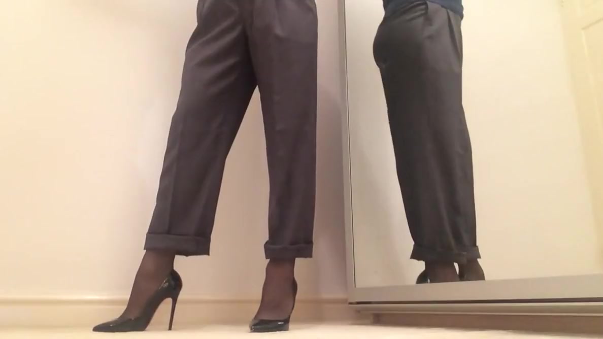 Office lady, changing trousers to a skirt .