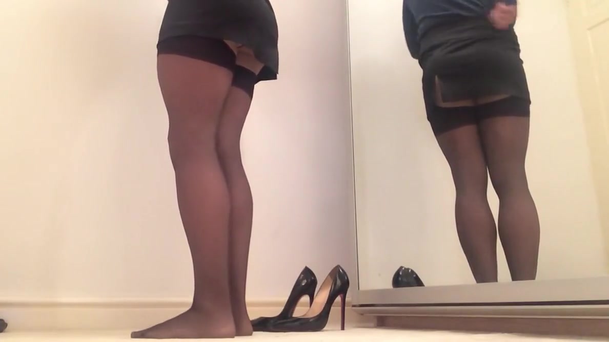 Office lady, changing trousers to a skirt .
