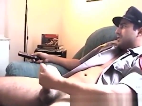 Officer receives a homemade blowjob from amateur homosexual