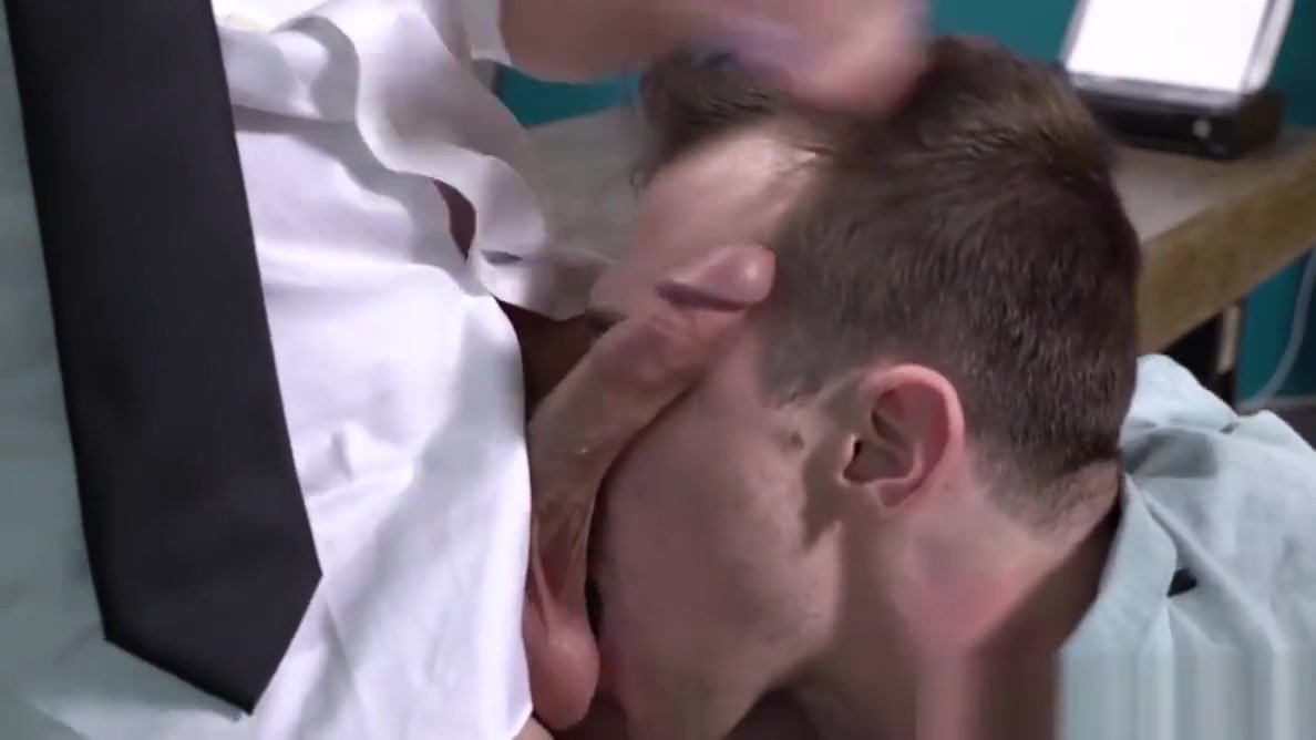 Jock employe has bareback sex with his boss in the office
