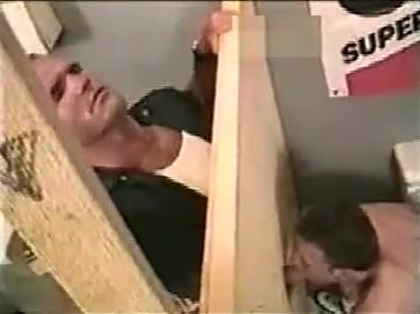 Swingering deepthroating through gloryhole