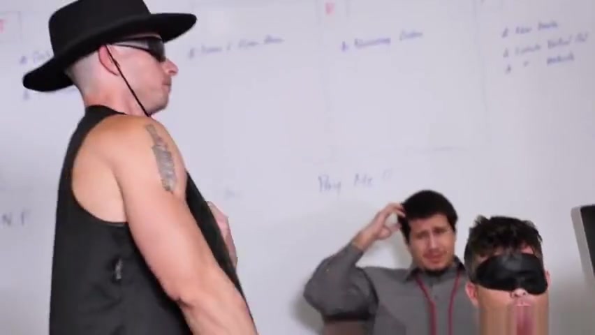 Top boss spitroasting office emloyee