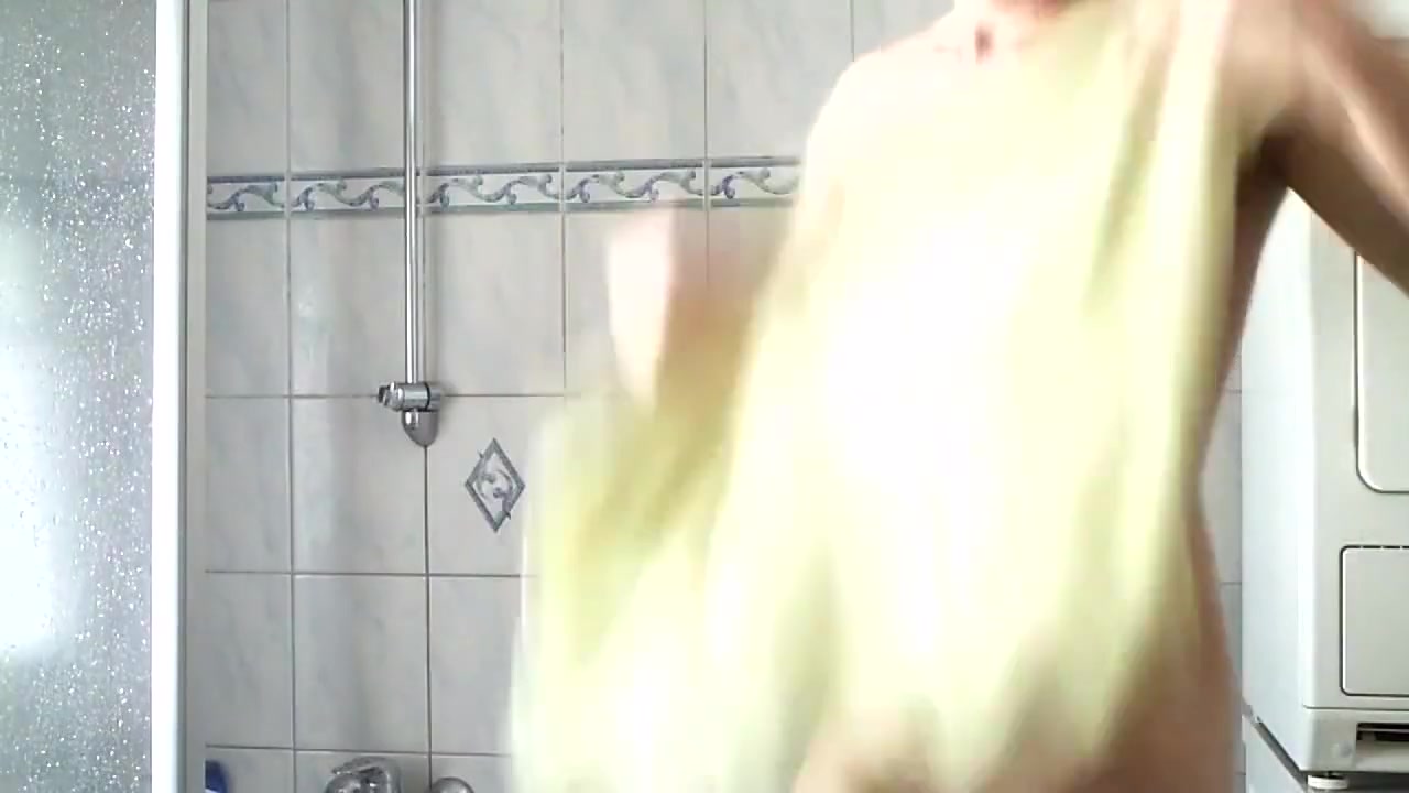 Amateur teen 18+ twink masturbates in the shower