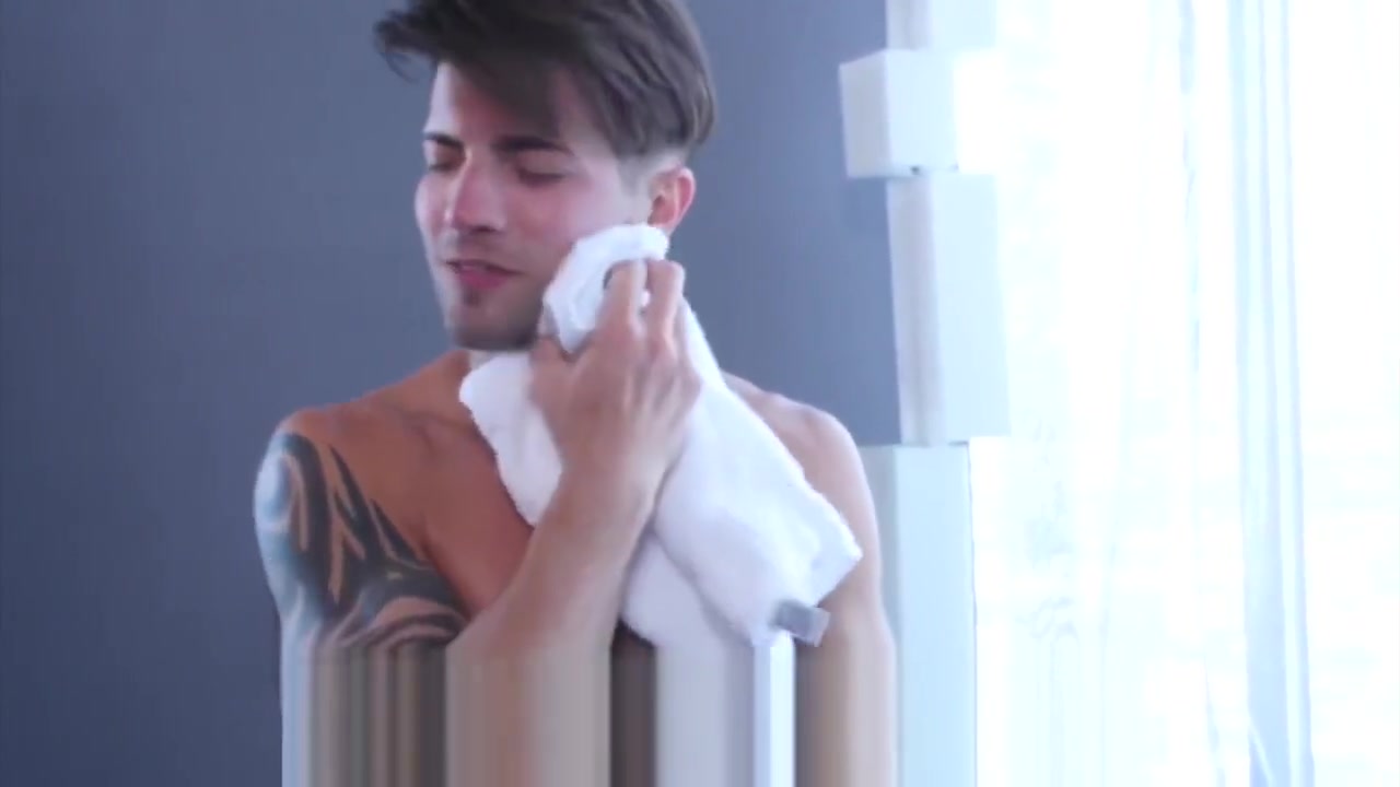 ShowerBait Sneaky shower fuck with str8 friend