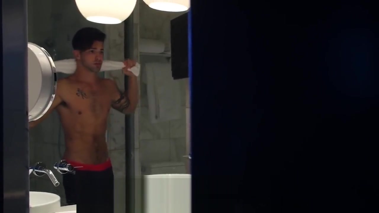 ShowerBait Sneaky shower fuck with str8 friend