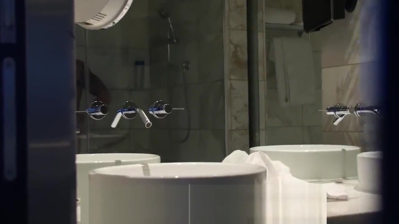 ShowerBait Sneaky shower fuck with str8 friend