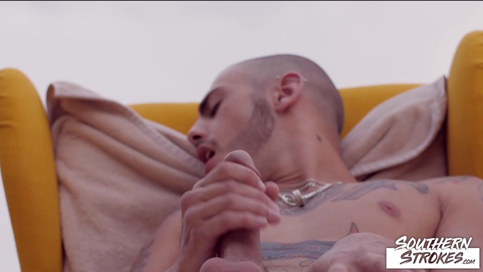SOUTHERNSTROKES Tattooed Jock Ari Nucci Masturbates Solo