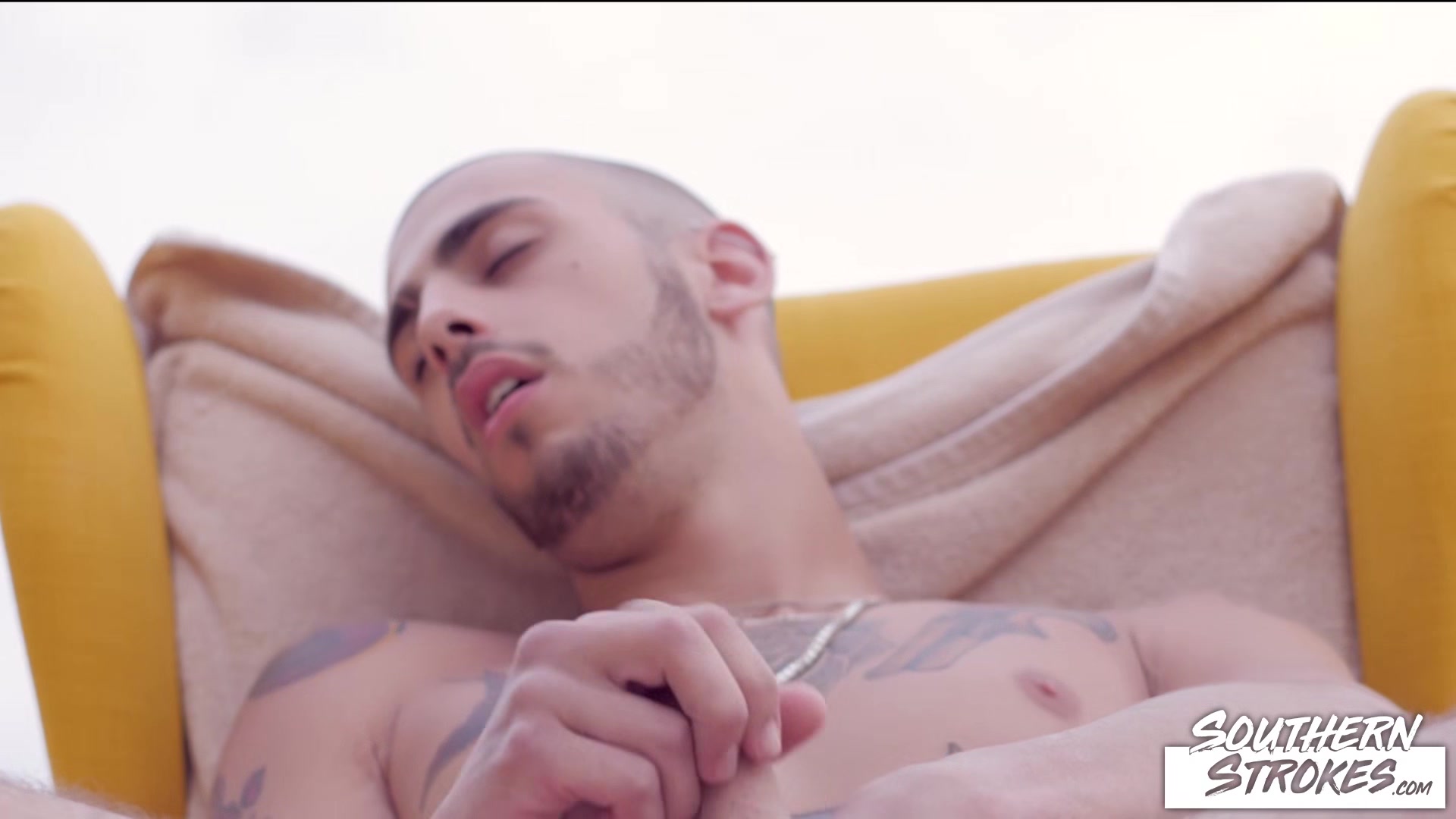 SOUTHERNSTROKES Tattooed Jock Ari Nucci Masturbates Solo