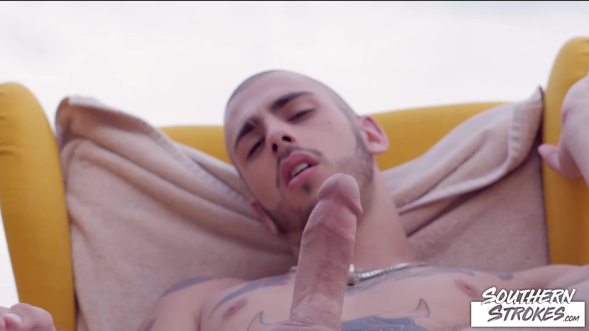 SOUTHERNSTROKES Tattooed Jock Ari Nucci Masturbates Solo