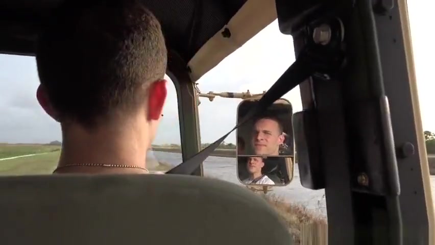 Muscular army hunks outdoors buttfuck in car