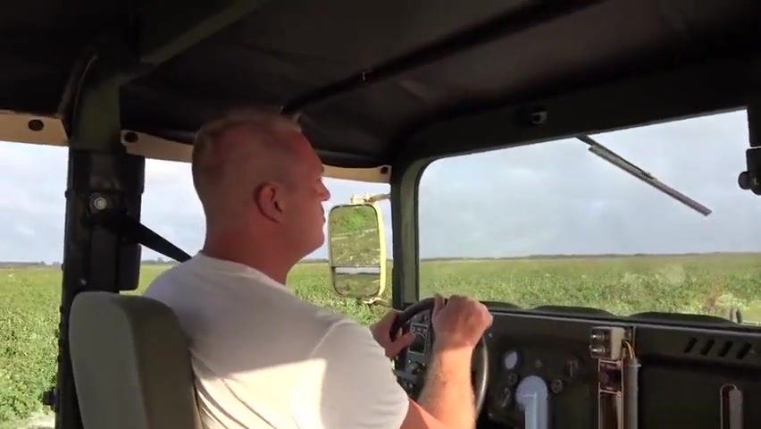 Muscular army hunks outdoors buttfuck in car