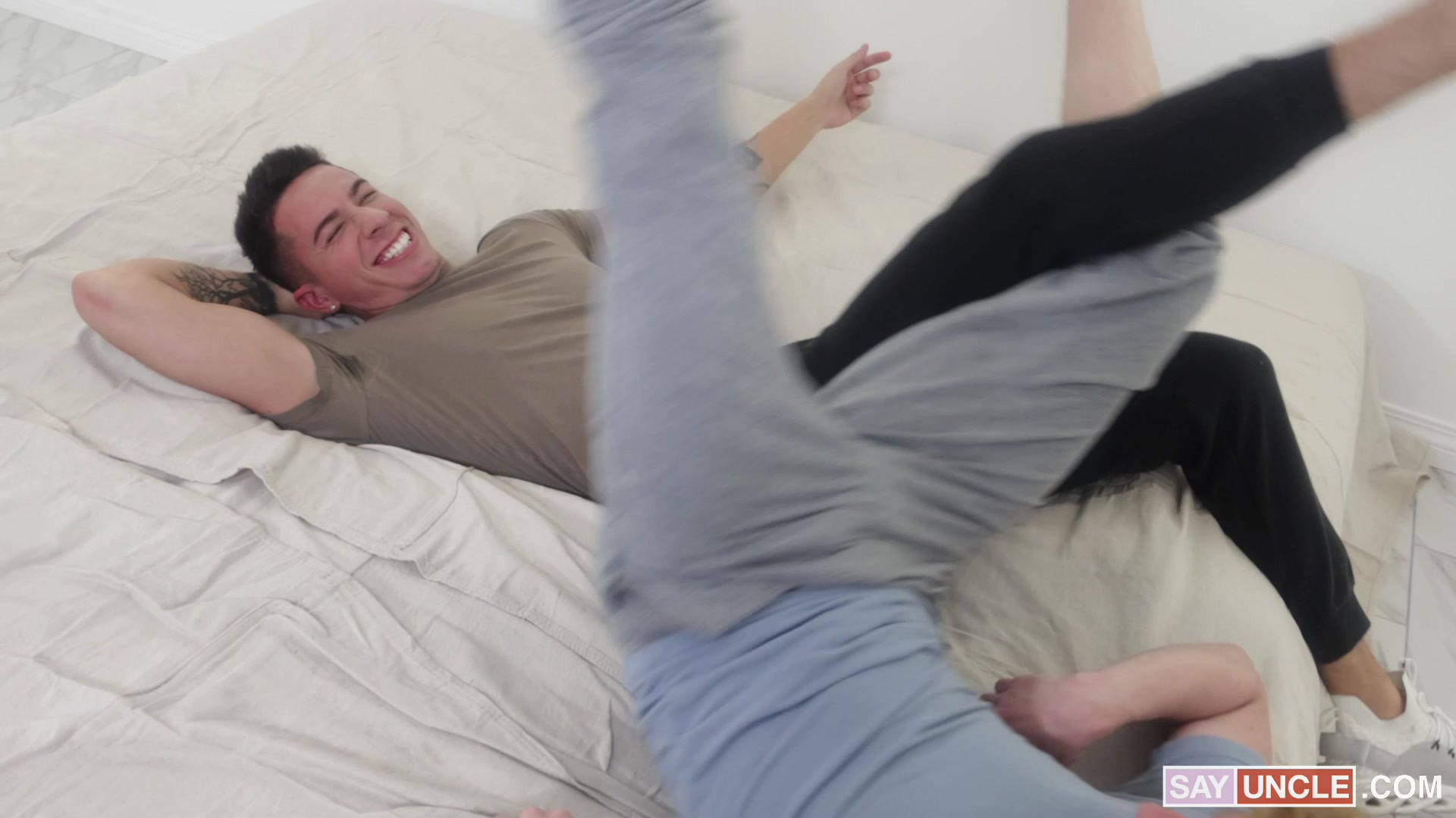Leg Wrestlin' Showdown - Eric Charming, Vincent O'Reilly