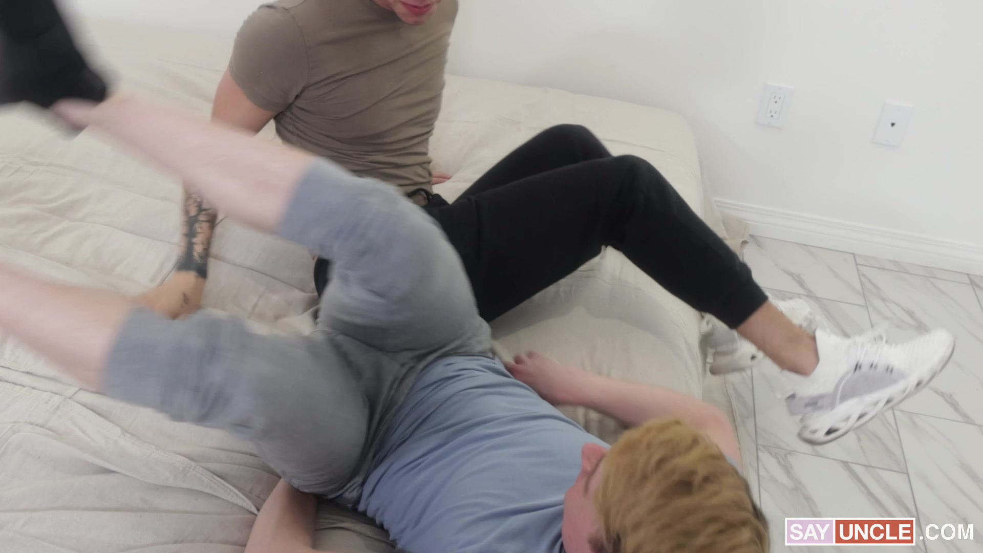 Leg Wrestlin' Showdown - Eric Charming, Vincent O'Reilly