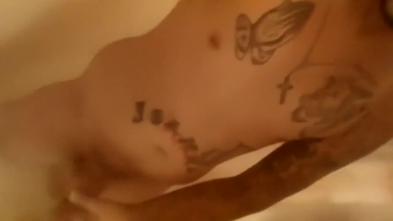 Jacking off on the shower
