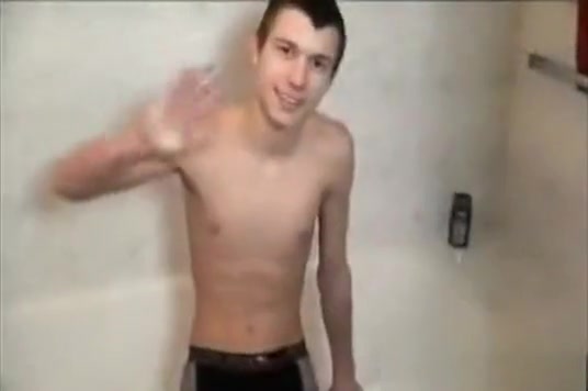 Twink Gets Helping Hand After Shower
