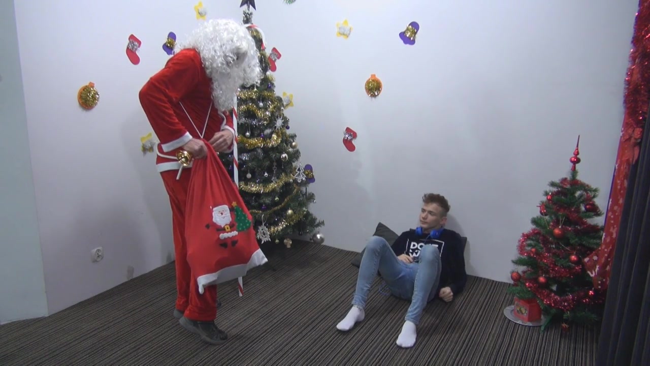Gizzy and Tristan - Xmas - CruisingPorn