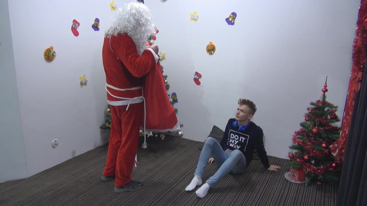 Gizzy and Tristan - Xmas - CruisingPorn