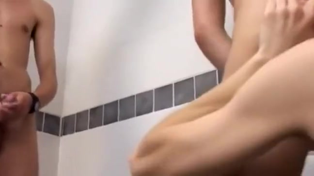 TWINKS IN THE SHOWER