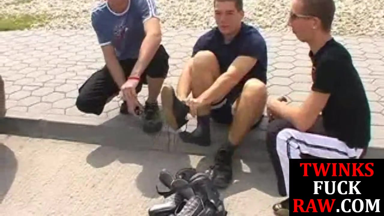 Twink amateurs sucking dicks and giving handjobs in threeway