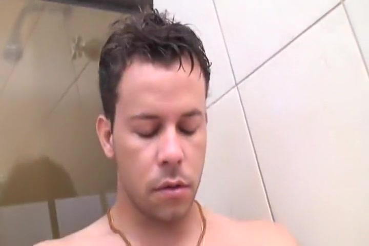 Big Dick Stud Wanks It In Shower