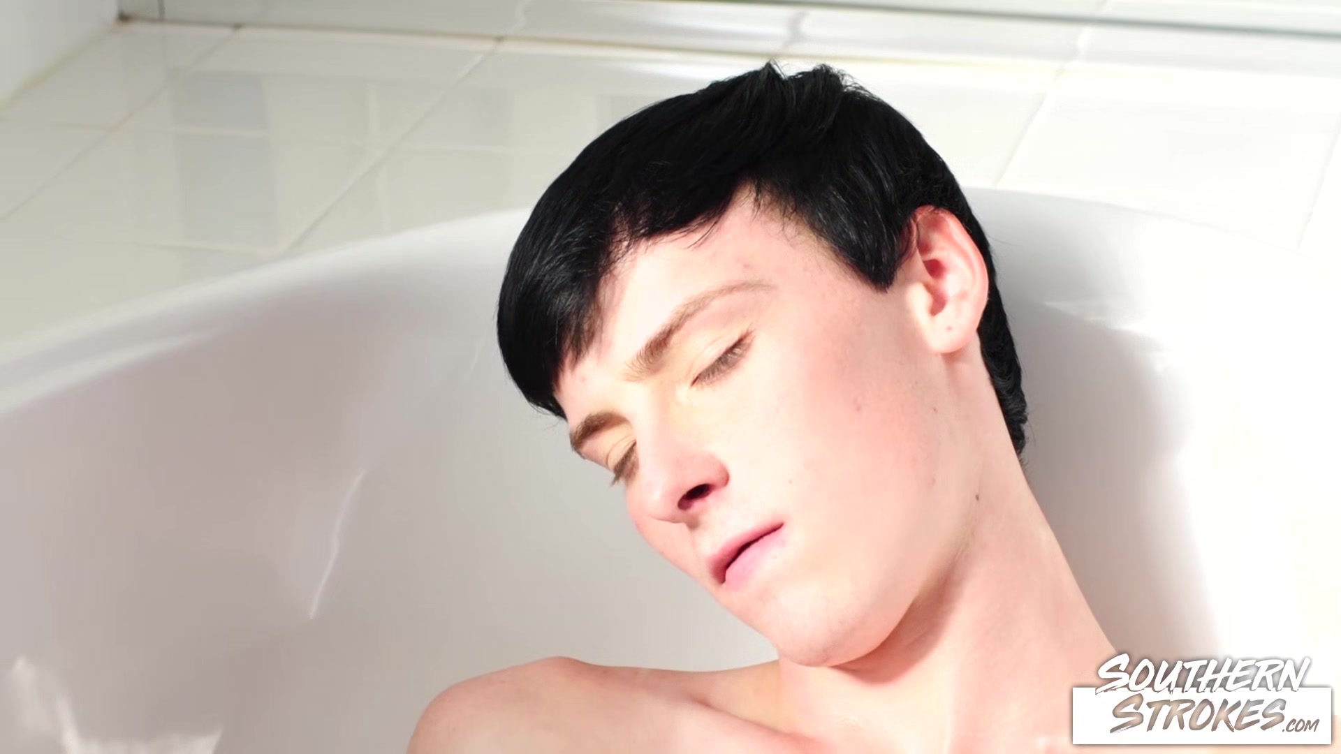 SOUTHERNSTROKES Smooth Twink Chris Summers Masturbates Solo