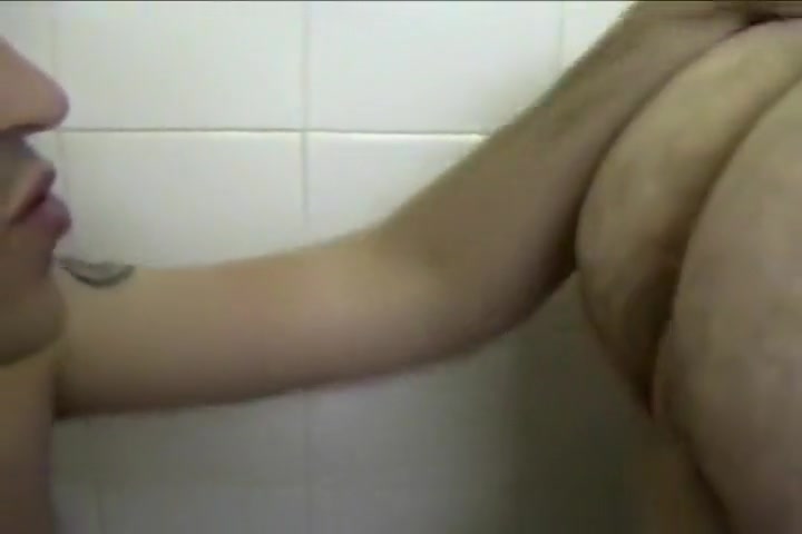 Gay Shower Blowjob and Cumshot