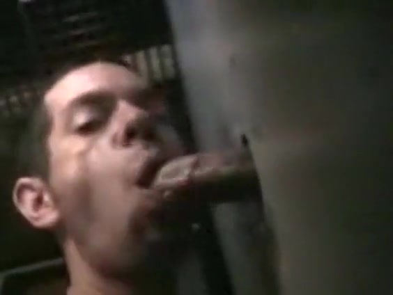 Amateur sucking in glory hole