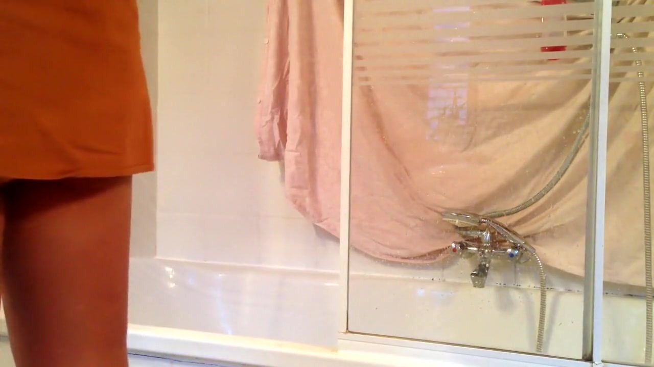 In the morning take a shower and took a plug in his ass.