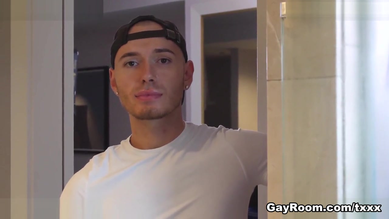 Oliver Star & Bryson Belair in Curious Shower Pal - GayRoom