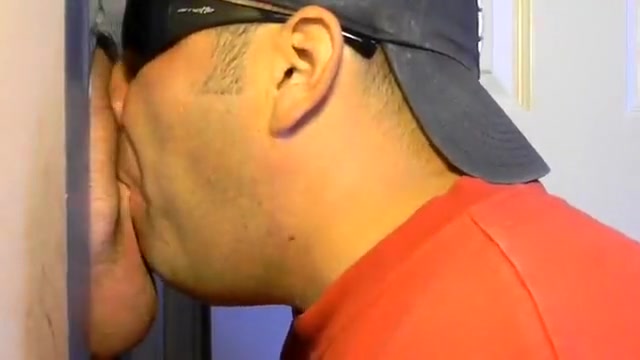 35 YR OLD HOT STRAIGHT COP COMES TO GLORYHOLE FOR HOOVER