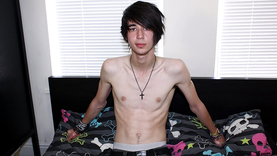 Inexperienced Bi Boy Tommy Strokes It - Tommy May Jerks