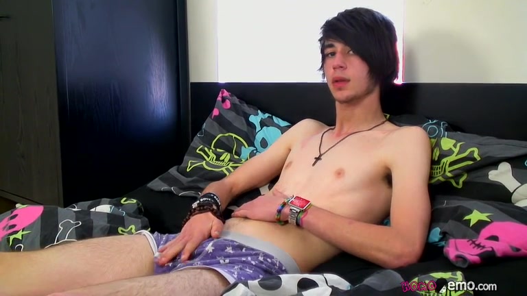 Inexperienced Bi Boy Tommy Strokes It - Tommy May Jerks