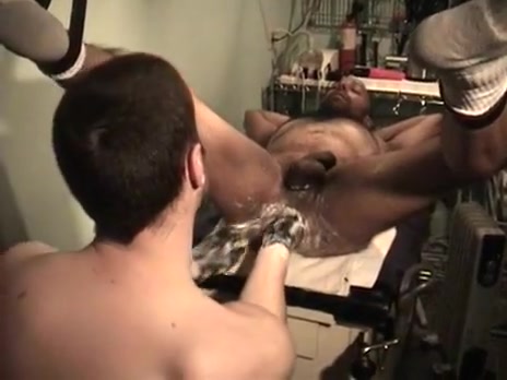 FISTING: MasterZ coaches SirGriff: FF man-a on Exam Table