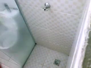 Caught on shower with little piddle in myself / tomando banho
