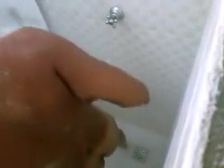 Caught on shower with little piddle in myself / tomando banho