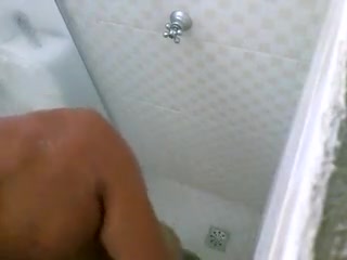 Caught on shower with little piddle in myself / tomando banho