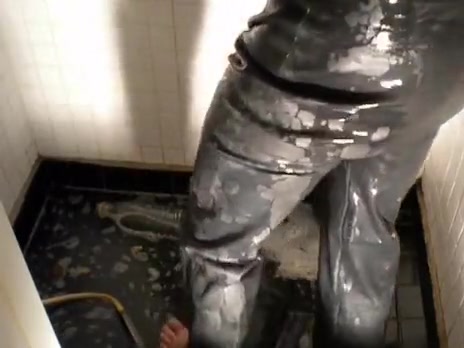 nlboots - rubber trousers & rubber boots underneath the shower