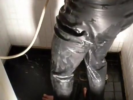 nlboots - rubber trousers & rubber boots underneath the shower